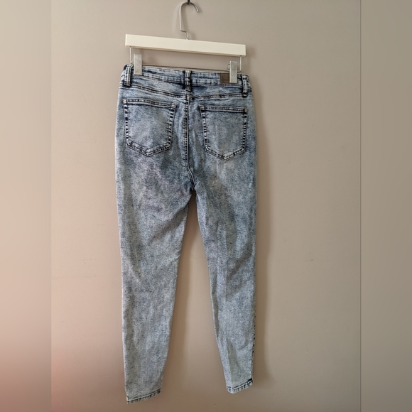 🎁$5 or free with bundle🎁 Acid washed jeans skinny/slim - Picture 4 of 6